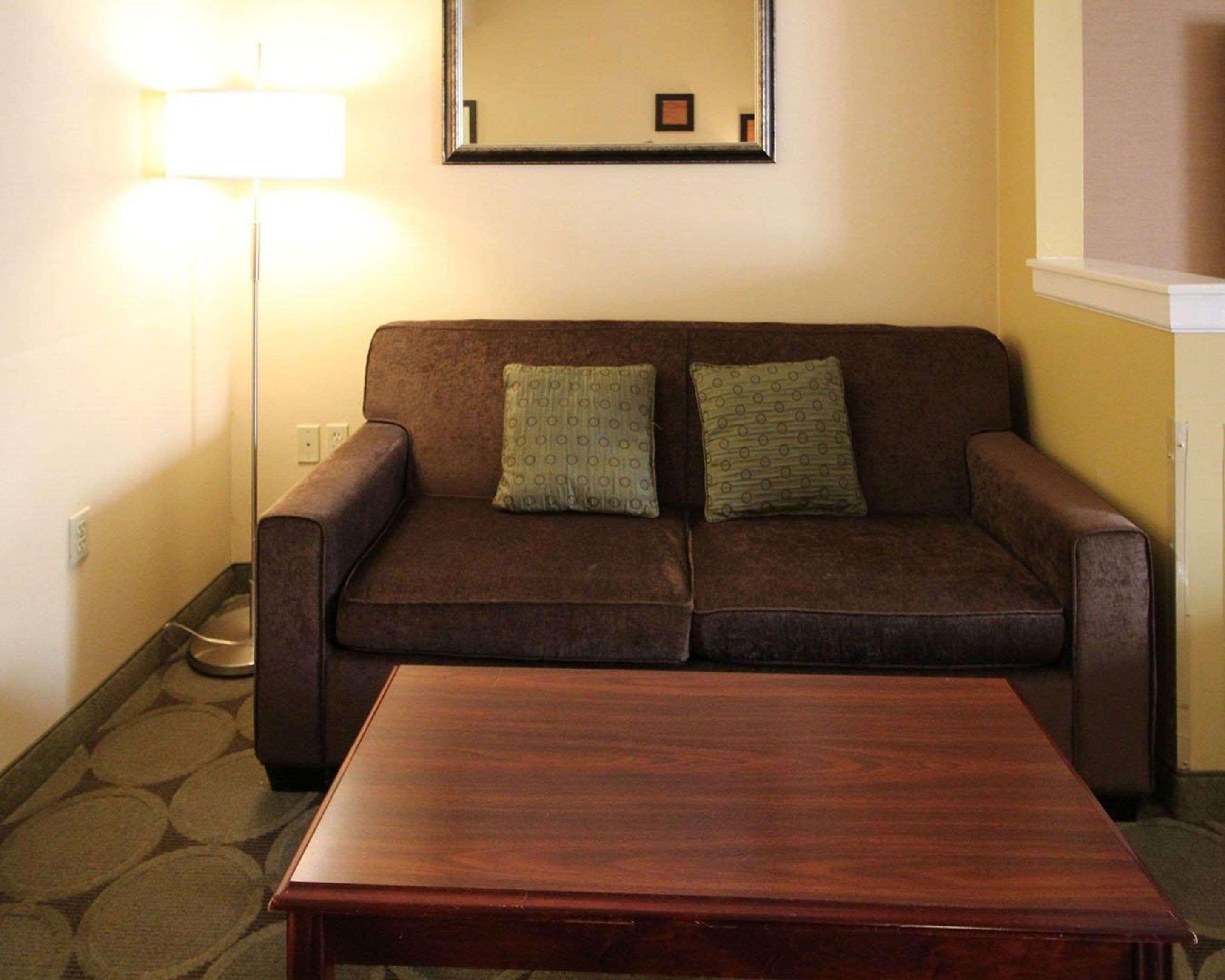Comfort Suites Near University North Brunswick Esterno foto